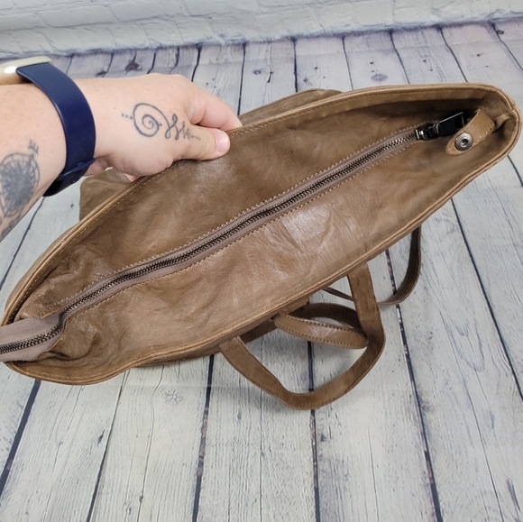 SOHO BAGS | genuine Italian dustressed leather slouchy backpack - Picture 4 of 9